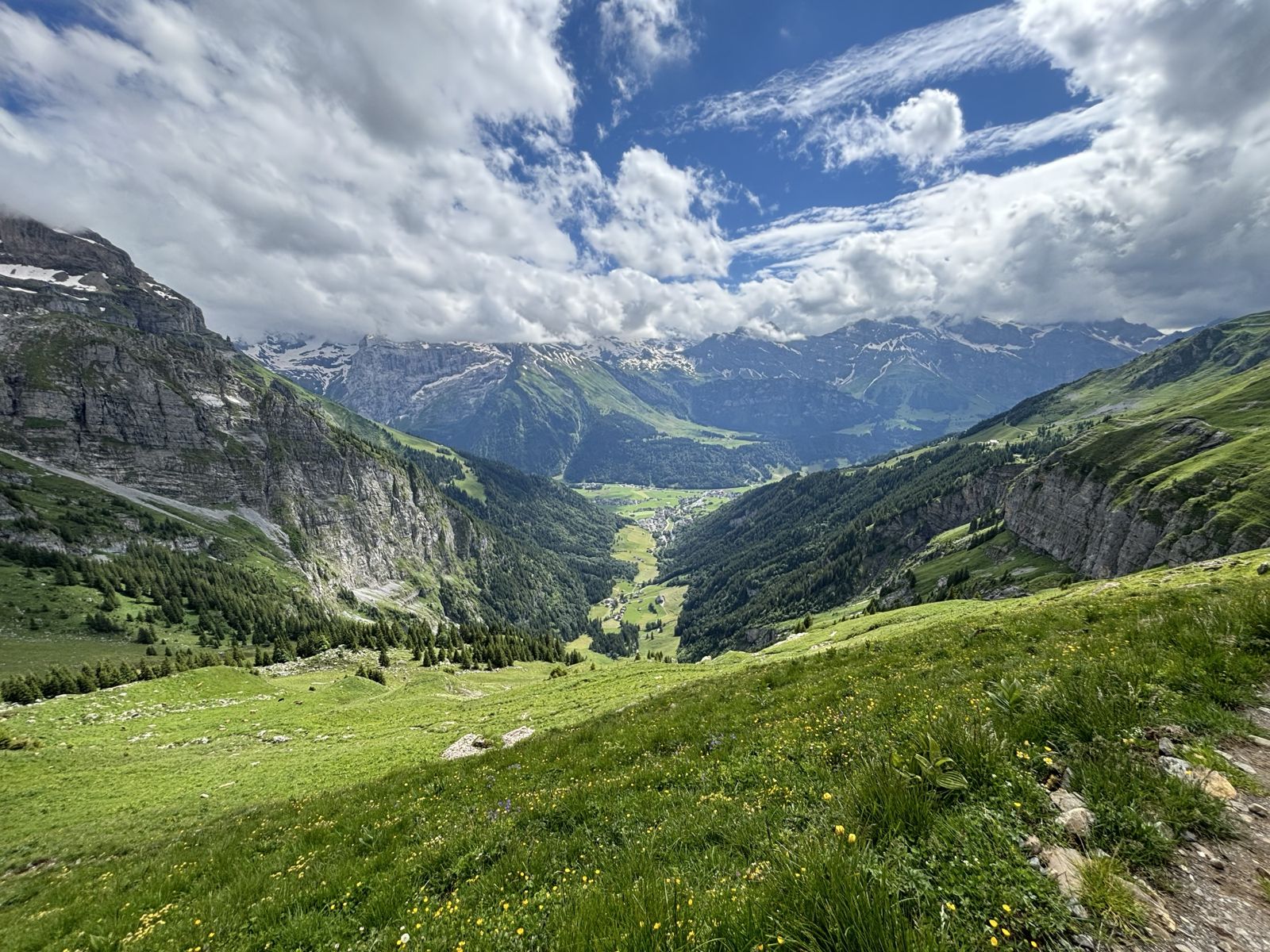 View from the trail to Rugghubelhütte down into Engelberg