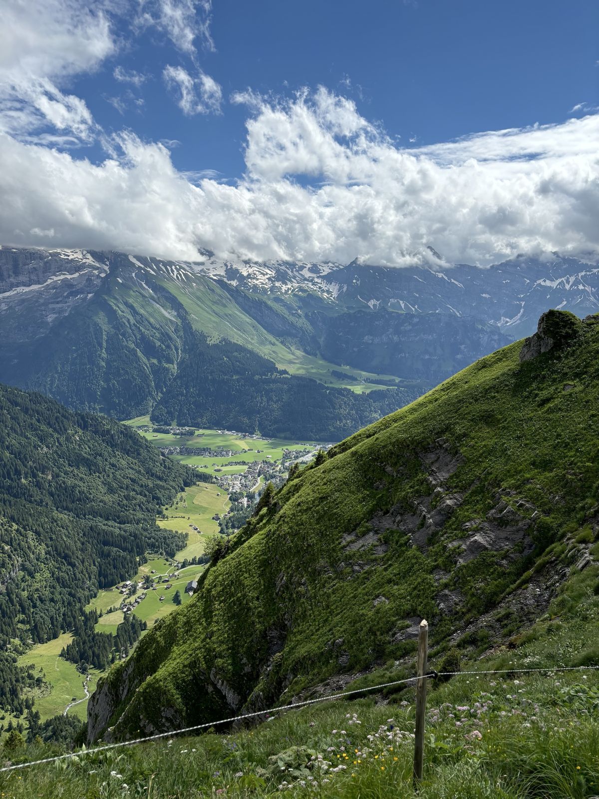Rugghubelhütte on a green ridge