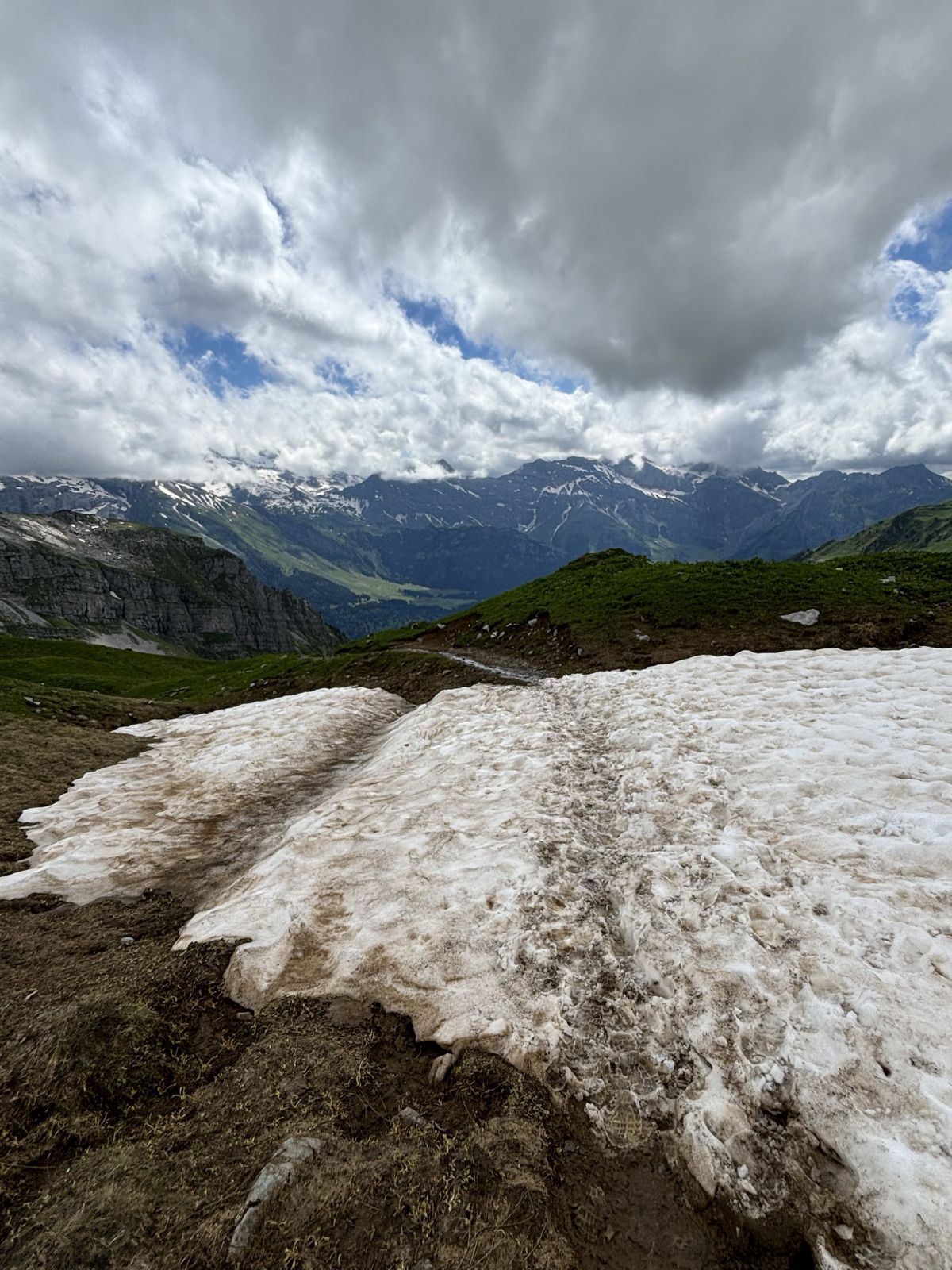 Upper trail toward Rugghubelhütte